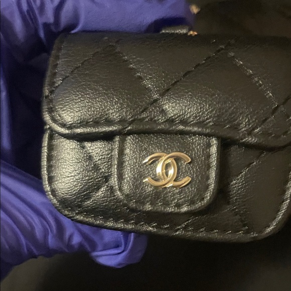 CHANEL Beaute VIP Black Quilted AirPod/wallet set - Picture 7 of 17